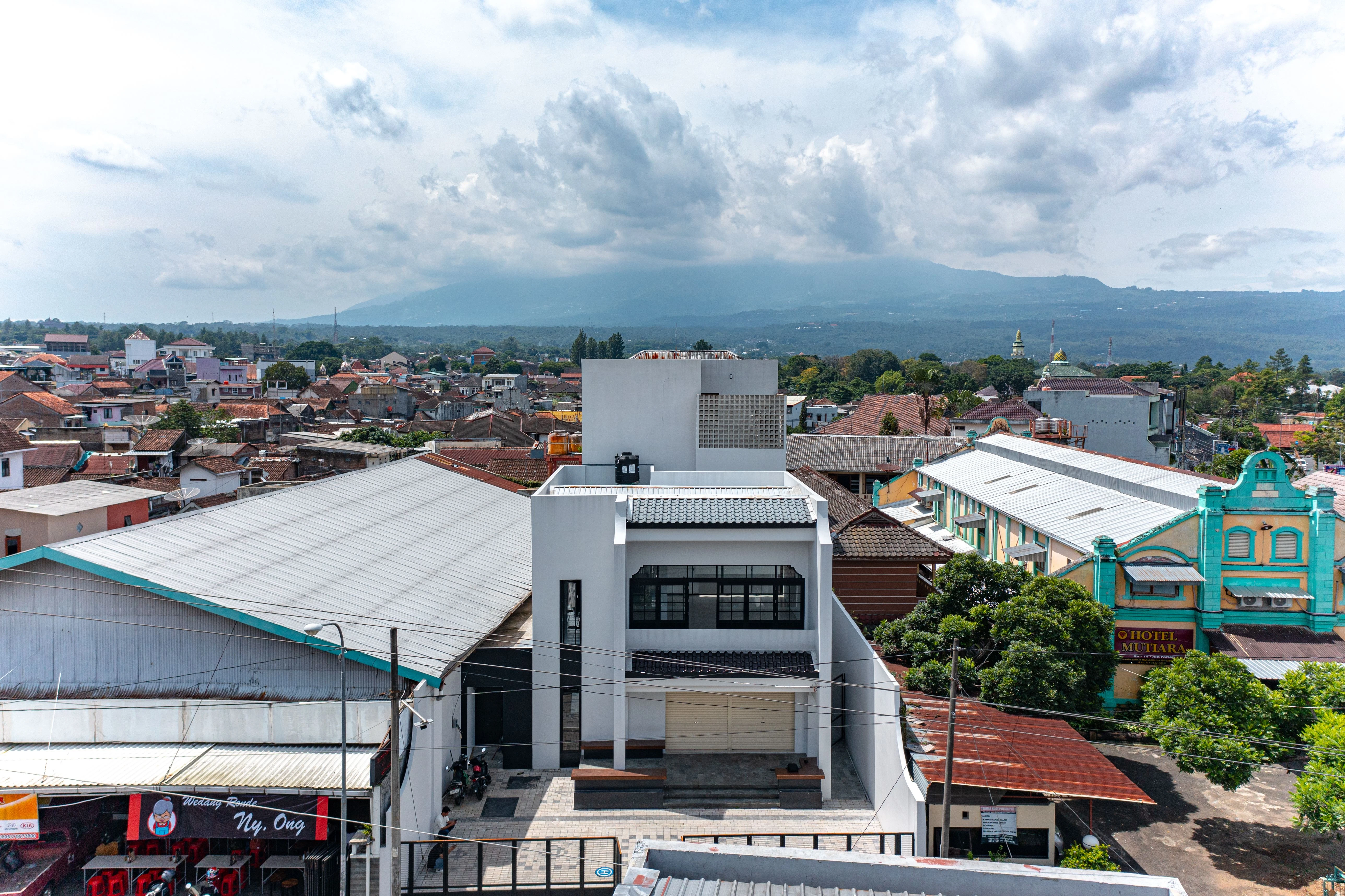 Ronde Ny. Ong (3 Floors)